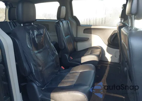 2016 Chrysler Town & Country Touring z USA, uszkodzony, nr VIN 2C4RC1BG5GR165332